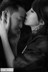 组图：谢楠黑裙神秘诱惑 与吴京亲密相拥