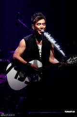 组图：任贤齐开启个唱 欲写剧本找钮承泽拍电影