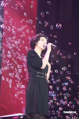 幻灯图：黄奕低调黑色礼服 诠释别样柔情小女人