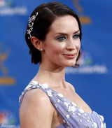 高清组图：艾美奖红毯 艾米丽-布朗特秀单肩裙