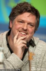 组图：电影《仁慈》发布会 沃格尔亲密搂女主角