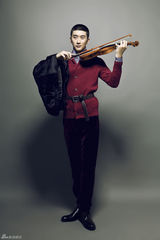 组图：宋珉宇枪与玫瑰写真 造型多变彰显魅力