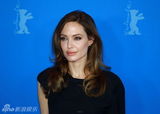组图：《血与蜜之地》记者会 朱莉黑裙典雅性感