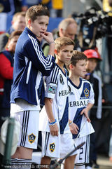 组图：贝克汉姆告别赛三子助阵 拥吻儿子父爱浓