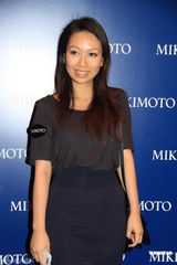 组图：官恩娜等众星出席活动 周汶锜大秀美背美腿