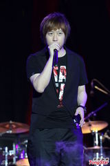 组图：五月天西岸音乐节开唱 女粉丝激动昏倒