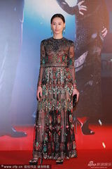 组图：梁洛施民族风长裙牵手黄秋生走红毯