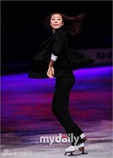 组图：韩花样滑冰运动员金妍儿变身冰上杰克逊