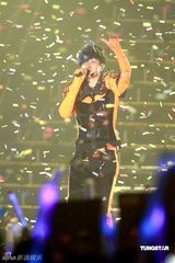 罗志祥个唱与两性感女郎热舞 热拥郑秀文(组图)