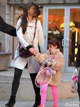 组图：凯蒂带女儿打网球 苏瑞抱粉色球拍亮相