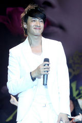 高清：何润东打造MV情感大片 亲手设计情侣内裤