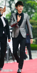 组图：宋仲基银色小西装亮相 亮招牌微笑帅萌