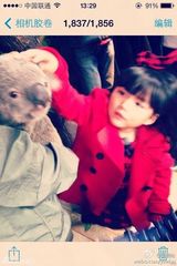 组图：王诗龄再变红裙小公主 与考拉比萌