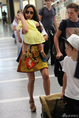 组图：贝嫂携儿女现身机场 哥哥们护花小七抢镜