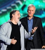 组图：卡梅隆诺兰齐聚尖叫奖 舞台焚人触目惊心