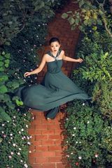 组图：殷桃最新杂志封面曝光率性妩媚