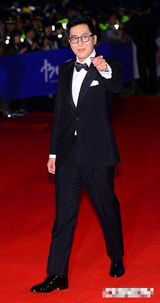 组图：金柱赫和吴志浩亮相红毯展成熟魅力