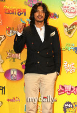 幻灯图：众星出席2009KBS电视台演艺大奖颁奖礼