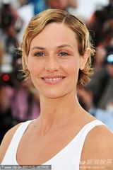 高清图：《单车男孩》导演吻女主角 小托马斯腼腆