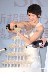 组图：李心洁白色礼服亮相结婚2年开启造人大计