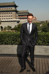 组图：《雷神2》“洛基”帅气亮相北京前门