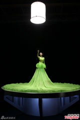 组图：张韶涵走梦幻风 绿色灯笼装酷似萤火虫