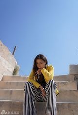 组图：周庭伊欧洲街拍曝光 私服搭配风格十足