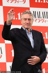 组图：德尼罗《追杀令》首映 银发精神亲切招手