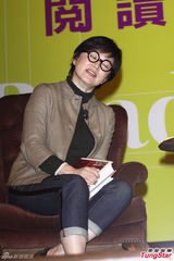 组图：林青霞短发眼镜办朗读会
