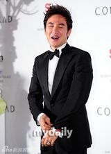 组图：韩国演员严泰雄举行婚礼发布会幸福大笑