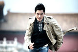 组图：李东学帅气风衣写真演绎英伦风范