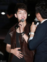 高清图：韩星宋钟基粉丝签名会 短发清爽笑容灿烂