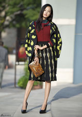 组图：辛芷蕾街拍造型多变 温婉不失雅痞