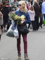 组图：娜奥米-沃茨逛集市卖菜 不慎露股沟抢镜