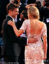 组图：《不顾一切》首映 埃夫隆帅气编剧美背抢镜