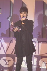 组图：中韩明星齐聚搜寻人气大奖颁奖礼  