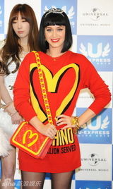 组图：水果姐内八站姿可爱 与少女时代同台搞怪