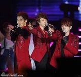 组图：神话组合上海开唱 成员珉宇亲吻队友秀身材