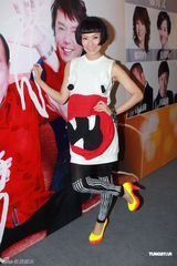 组图：郑秀文客串舞台剧 奶牛装惹人眼球