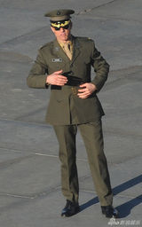 组图：阿汤哥戎装现身《杀戮轮回》伦敦片场