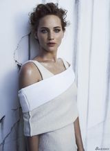 组图：影后劳伦斯曝冬日大片 白裙纯净似雪女王