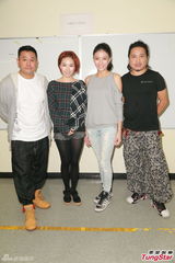 组图：郑伊健陈小春《无敌奖门人》录影玩游戏