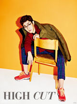 组图：《1994》郑宇拍写真秀腹肌 怕娜静嫁七封