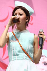 组图：BY2为新EP和写真造势 超短裙秀美腿