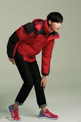 组图：李钟硕代言服装品牌拍冬装广告写真