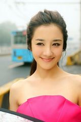 组图：李依晓最新时尚街拍 处处抢眼堪比麻豆