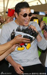 组图：鸟叔PSY前往澳洲机场“骑马” 穿米奇衫卖萌