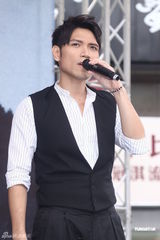 组图：杨宗纬歌迷送养声妙方 不怕与萧敬腾比较