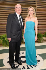 组图：82岁默多克亮相名利场晚宴 金发女郎相伴