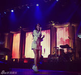 组图：打雷姐法国浪漫开唱 超短裙秀美腿疑走光